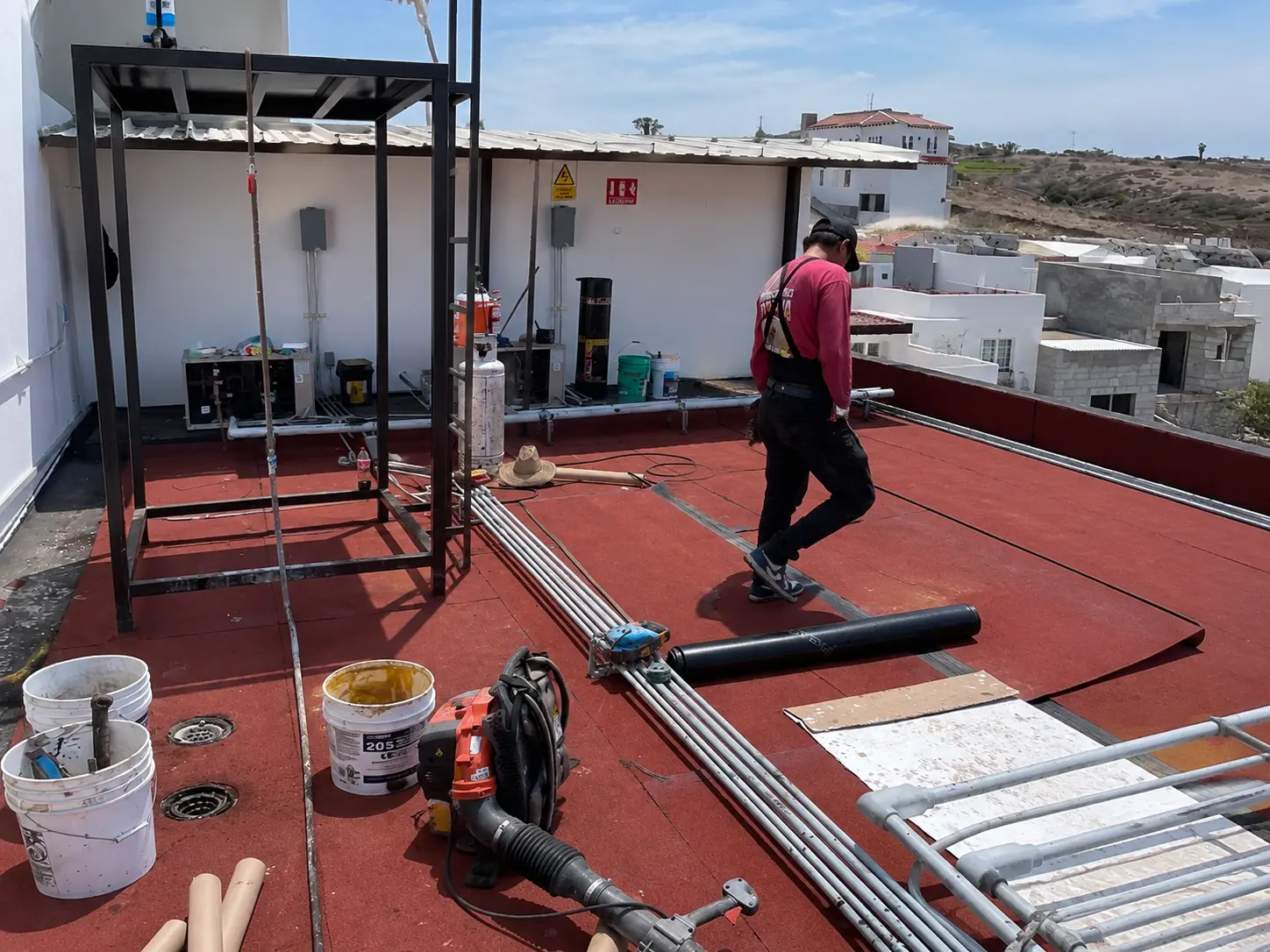 Impermeabilización de azotea residencial con manto rojo, bases de tinaco y coladeras integradas