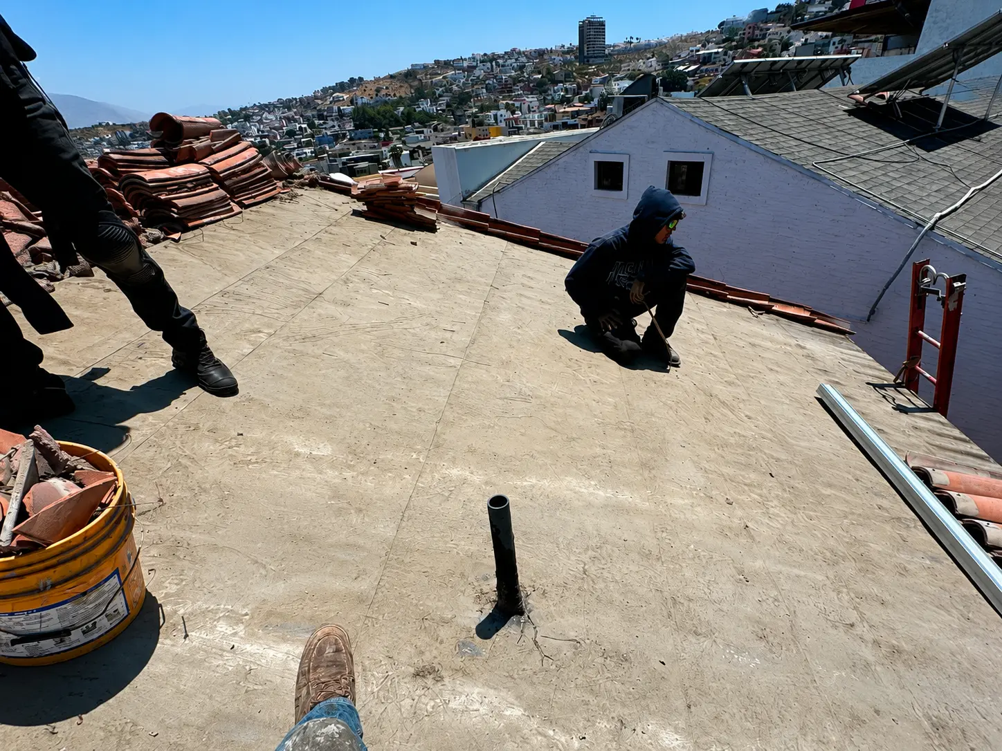 Techo destejado con superficie limpia lista para impermeabilizar en Tijuana